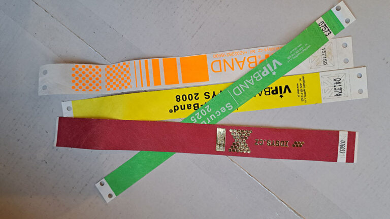 Lanyards personalizados y fundas colgantes para tarjetas identificativas -  Wristbands Europe